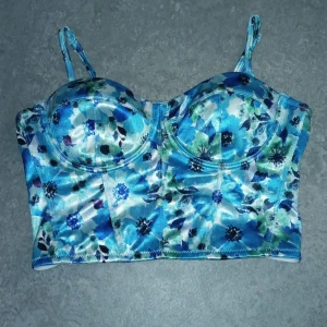 Blå blommig top - Helt oanvänd