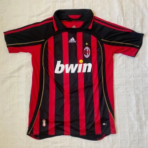 AC Milan jersey 2010 - AC Milan jersey 2010. Seedorf på ryggen. Strl M