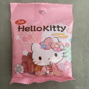 Hello Kitty godis  - Vet inte hur många gram det är eftersom det inte står på svenska, om ni vill/kan så kan ni printa bilden och översätta själva!  Det är jelly godis täckta i socker, jag har själv smakat på dem(har flera paket) och jag tycker dom är jätte goda 😍💞