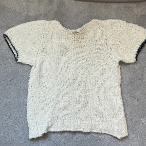 Kortärmad tröja från Bellarose - Jag säljer den här jättefina kortärmade tröjan från bellarose, pga arts en är förliten. Andvänd några gånger men inte mycket. Den är storlek 12 år men passar även xs