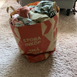 En hel påse med kläder till salu - Blandade kläder