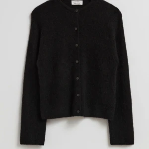 Stickad kofta  - Jötte fin och skön stickad kofta från & other stories🥰 knappt använd och är i nyskick🥰🥰🥰 nypris 950. 