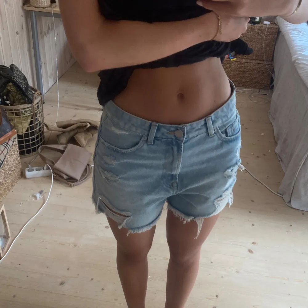 SUPERSNYGGA perfekta jeansshorts, säljer bara för att jag har för många!! Sitter jätte fint och overzided på mig som är en s. Shorts.