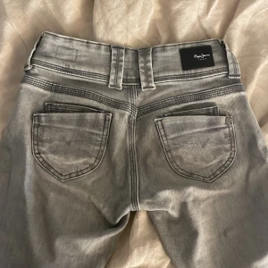 Pepe jeans - Väldigt bra skick säljer då de inte kommer till användning💕 De är även stora i storlek, så ca w26 och l32 passar i de