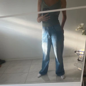 Blåa baggy jeans  - Fina baggy jeans i storlek Xs. De är nya och har inte blivit använda. Original pris 200kr. 💖💖