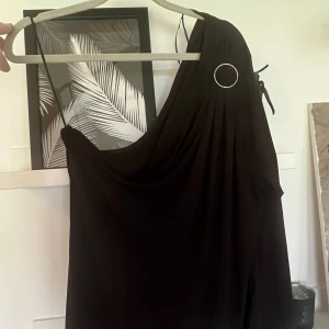 Off-shoulder-topp - Off-shoulder, topp med en arm.   Oanvänd. 