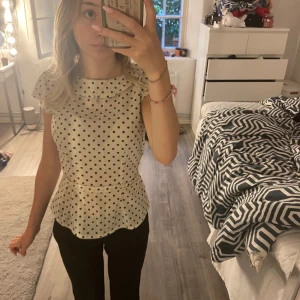 Fin topp  - Går att knyta rosett där bak 