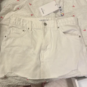 Kjol från pull & bear  - Säljer denna jeanskjol från pull and bear i storlek M. Helt oanvänd med prislapp kvar  Säljer då den var förstor för mig .