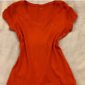 Jätte fin röd tröja - Sitter tajt både för xxs- m då den är liten men stretchig