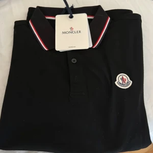 Moncler piké  - En svart moncler pike i storlek S, helt oanvänd, kan tyvärr inte använda tröjan eftersom att den var för liten. Kan möjligtvis sänka pris vid en snabb affär!