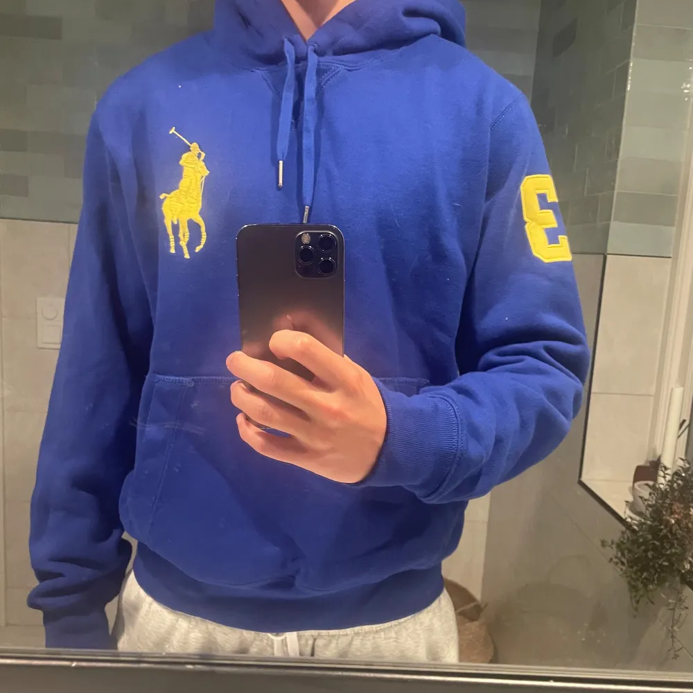 ✅Tvättar plagget innan jag skickar✅ Säljer min rare Polo Ralph Lauren hoodie i storlek S. Använd 2 ggr! Perfekt passform för dig som är 170 upp till 185. Org pris runt 1500. Priset är inte hugget i sten!. Hoodies.