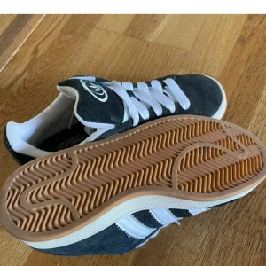 Svarta Campus - Hej , jag säljer dessa svarta Adidas campus skor i st 41 1/3 . Jag säljer dom för att de inte kom till någon användning för mig. De är i jättebra skick och bara använda 3-4 gånger och har därför bara stått i min garderob och tänkte därför sälja de.
