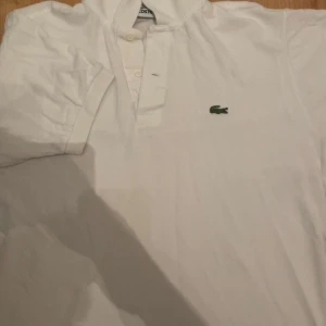 Lacoste tröja - Lacoste polotröja i vit, super fin men används ej längre