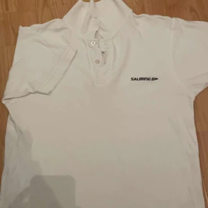 Vit polo tröja - En fin polo tröja från Salming, använd få gånger men i bra skick, går att pruta!