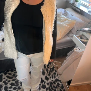 Teddyväst - Säljer denna jättefina teddyväst får Gina Tricot! Nästan aldrig använd st M, supermysig nu till hösten men några snygga jeans till exempel😍