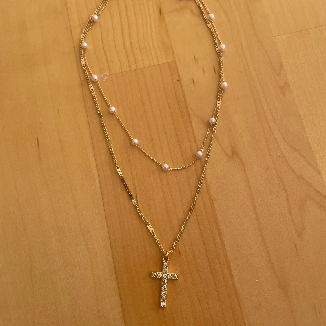 Korshalsband med pärlor  - 91