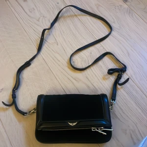 Super fin väska  - Så snygg väska från Zadig och Voltaire i jätte bra skick. 