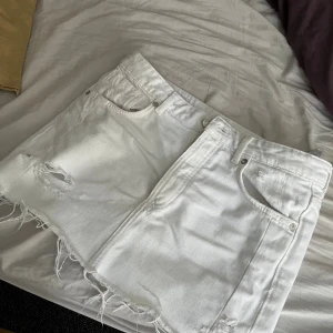 Vit jeans kjol zara - Använts 2 ggr,