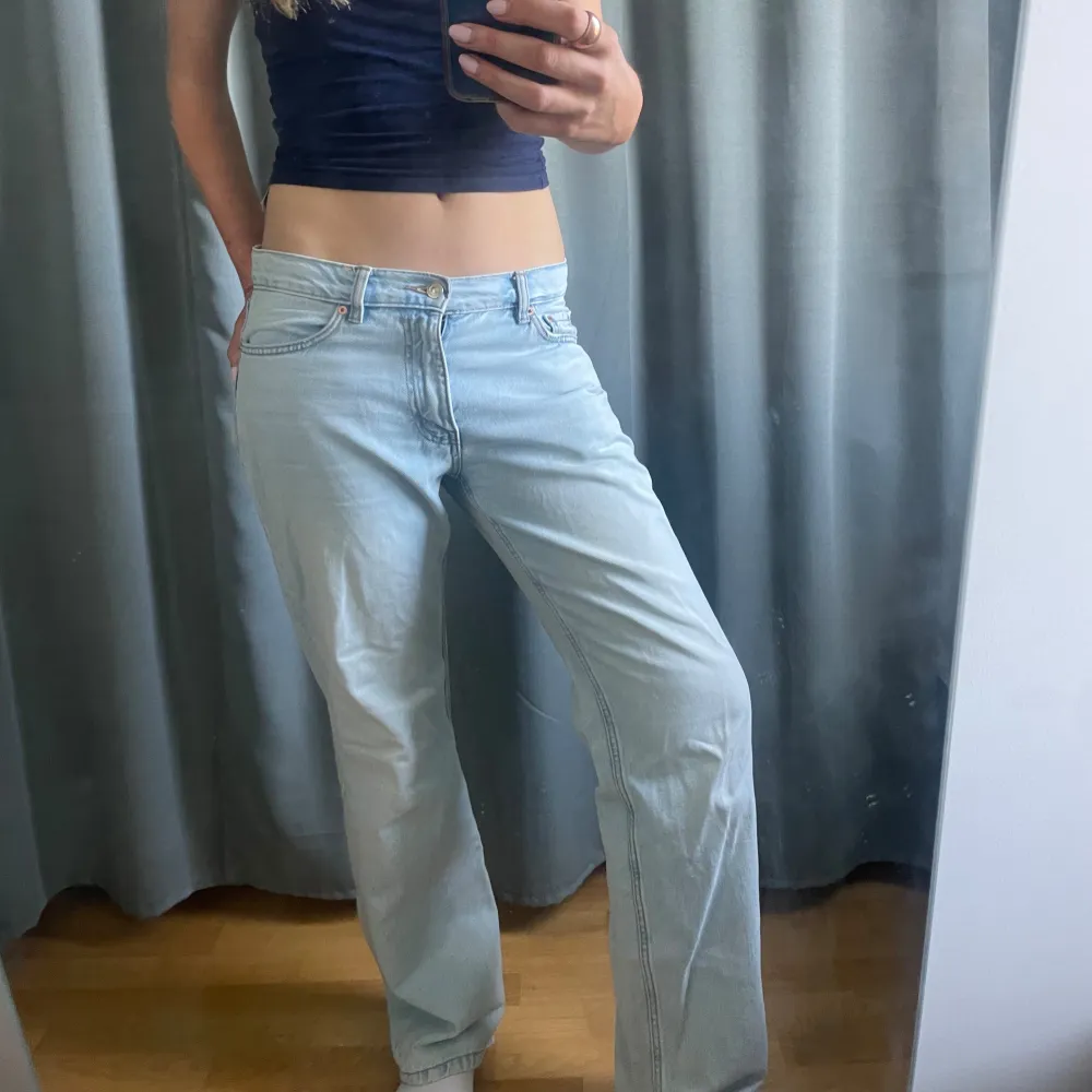 Ljusblå baggy jeans från Gina Trocot. Köpte för ca ett år sen men har knappt använt. Är 176 cm och jeansen har storlek 38. . Jeans & Byxor.