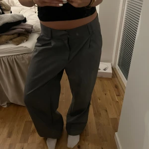 Lågmidjade kostymbyxor - Jag är ca 160-163cm lång, dessa är uppsydda så går att sprätta upp de ifall man vill ha de längre:)