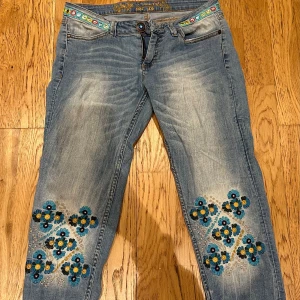 Lågmidjade vintage jeans - Coolt mönster 
