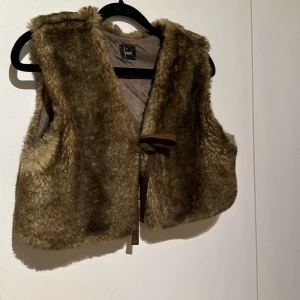 Bolero🤍 - Päls bolero🤎 Så unik och mysig i storlek S men passar också nog M, Inga defekter! Inga bilder på😊