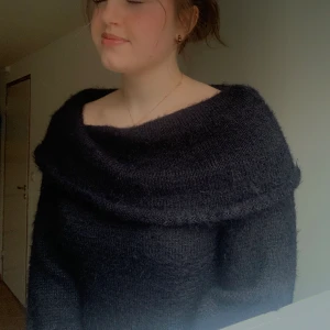 Stickad off shoulder tröja - En stickad tröja off shoulder🙌 En varm och lurvig stickad tröja från NA-KD. Använd ett fåtal gånger så fortfarande i nyskick.