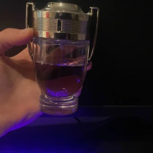 Invictus parfym  - Invictus edt Riktig fräsch och ren doft perfekt till sommaren som närmar sig mitt 100 ml flaska jag skulle säga att det är ca 60 ml kvar