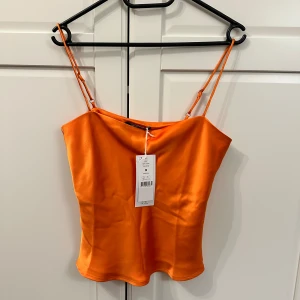 Orange topp - Ny med prislapp.