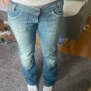 Low waist bootcut jeans från lee💗 super fint skick!! Midjemått: 37 innerbenslängden: 75💞Kom privat vid fler frågor⭐️KOLLA MIN PROFIL FÖR FLER JEANS!!