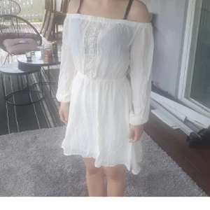 Studentklänning💙 - Snyggaste studenklänning med spets💙 i fint skick och man kan ha den på sig lite hur man vill💙 Passar allt från xs till m då den ör stretchig🌝 