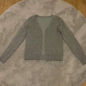 Grå kofta - Fint skick, endast använd någon enstaka gång.