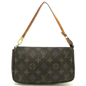 Louis Vuitton Pochette är en väska varje väskälskare antingen har eller vill ha!! Här får du plats för både din telefon, korthållare, nycklar och lite smink. Lämplig för alla tillfällen och kommer att lägga en touch av lyx till en värddräkt. 