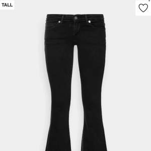 Säljer dessa populära lågmidjade bootcut jeans från only som just nu är slutsålda på zalando. Storlek 31/34 och passar mig perfekt som oftast har S och är 173 cm!👋