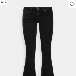 Lågmidjade jeans  - Säljer dessa populära lågmidjade bootcut jeans från only som just nu är slutsålda på zalando. Storlek 31/34 och passar mig perfekt som oftast har S och är 173 cm!👋