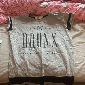 Grå T-shirt  - Växt ur 