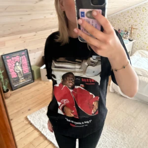Oversized t shirt  - T shirt i retro stil från Pull and bear, the notorius Big motiv på. Storlek L men passar S-M för en oversized look. Nästen helt oanvänd. 
