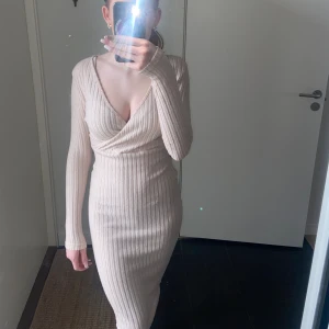 Beige Klänning - Storlek Xs. Aldrig använd. Original pris:200kr