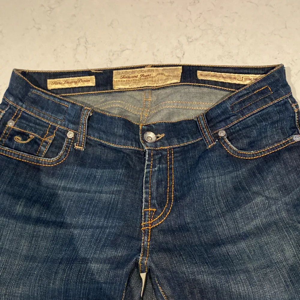 Säljer nu dessa asfeta Jacob Cohën Jeans i ett gott skick! Storleken är W30 (sitter som 30/32). Nypris ligger på närmre 5000kr❌ säljer nu för endast 899kr✅Hör av dig vid minsta lilla fundering 😀. Jeans & Byxor.