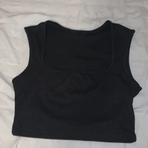 Svart topp - Lappen sitter ej kvar, toppen är från shein, bra kvalete och passform Bilden är från shein modellen, sitter som den gör på bilden. Aldrig använd! Kostade originellt 55kr