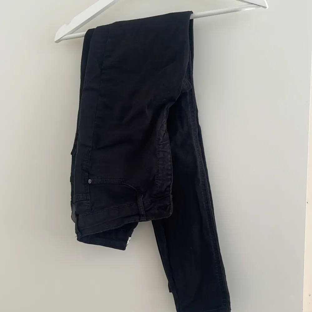 Molly svarta jeans storlek M, från Gina tricot. . Jeans & Byxor.