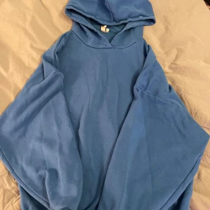 Hoodie - Blå hoodie med tryck från Nelly i fint skick!!