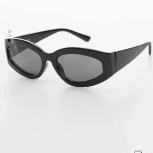 Nya! MANGO slutsålda solglasögon - Så fina slutsålda solglasögon från Mango. Endast testsde så helt nya.