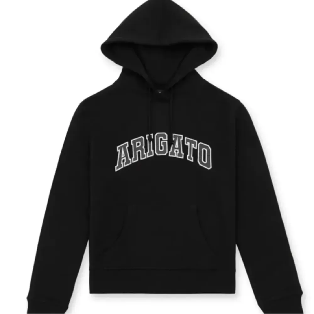 En svart arigato hoodie som är i nyskick nypris 1 800kr vid frågor eller egna bilder skriv💕. Hoodies.