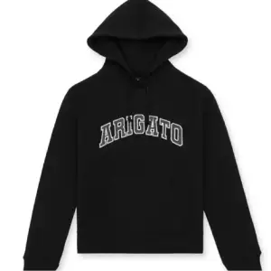 En svart arigato hoodie som är i nyskick nypris 1 800kr vid frågor eller egna bilder skriv💕