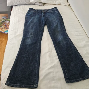 Lågmidjade Jeans  - Säljer dessa superfina jeans då dem inte används. Dem är lågmidjade och lite utvidgade vid fötterna. Dem är lite korta på mig som är ca.173cm.  Skriv vid frågor 😊