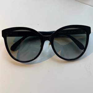 Säljer mina solglasögon från märket Givenchy. Saknar kvitto, glasögonlåda följer med.  Ordinarie pris ca 4000 kr.  I mycket bra skick! 