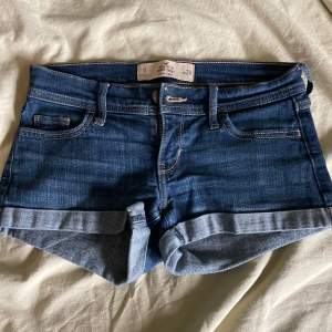 Jettefintskick på dessa lågmidjade jeansshortsen från Hollister i storlek 24💓