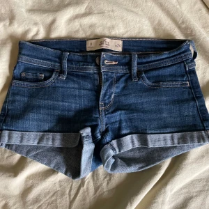 Lågmidjade Jeansshorts från Hollister - Jettefintskick på dessa lågmidjade jeansshortsen från Hollister i storlek 24💓
