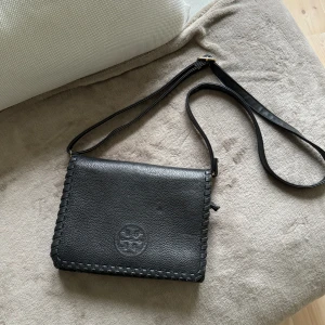 Tory Burch väska svart - Äkta Tory Burch väska. 